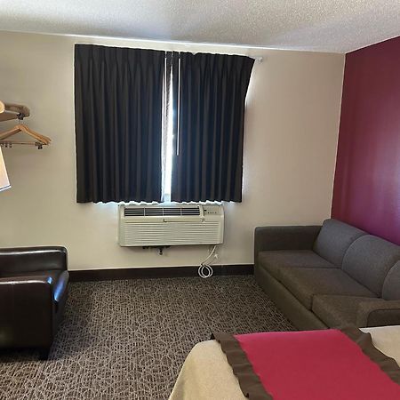 Super 8 By Wyndham West Branch Hotel Exterior photo