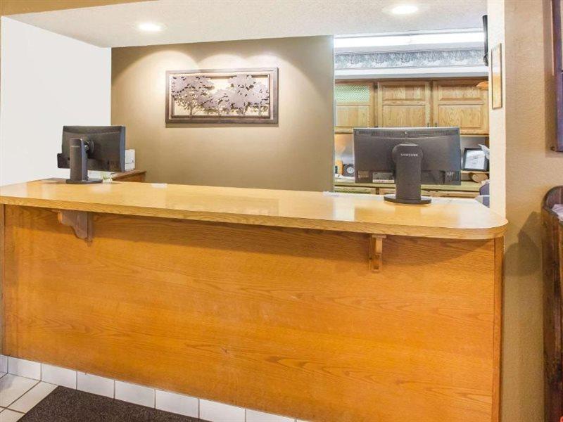 Super 8 By Wyndham West Branch Hotel Exterior photo