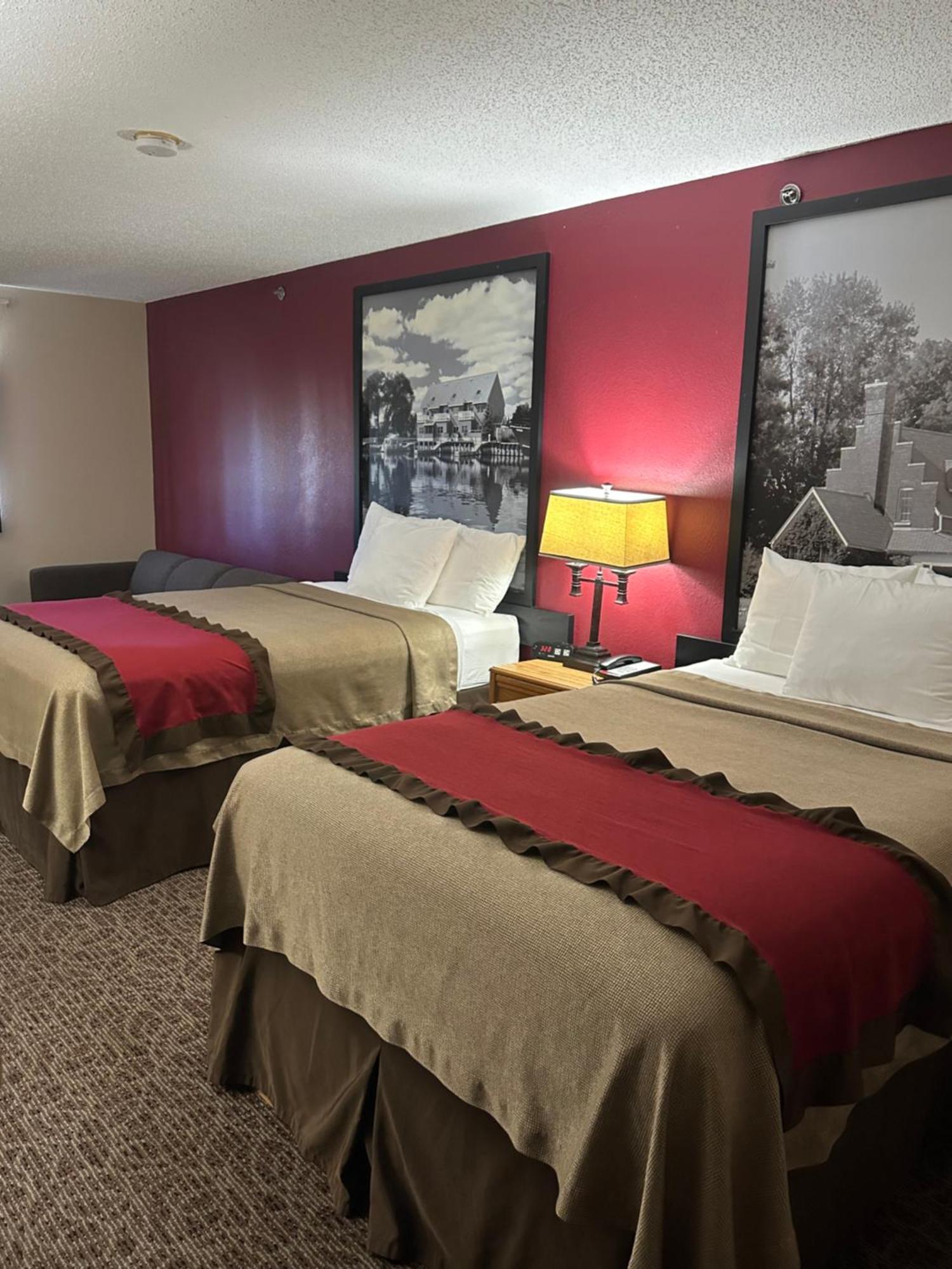 Super 8 By Wyndham West Branch Hotel Exterior photo